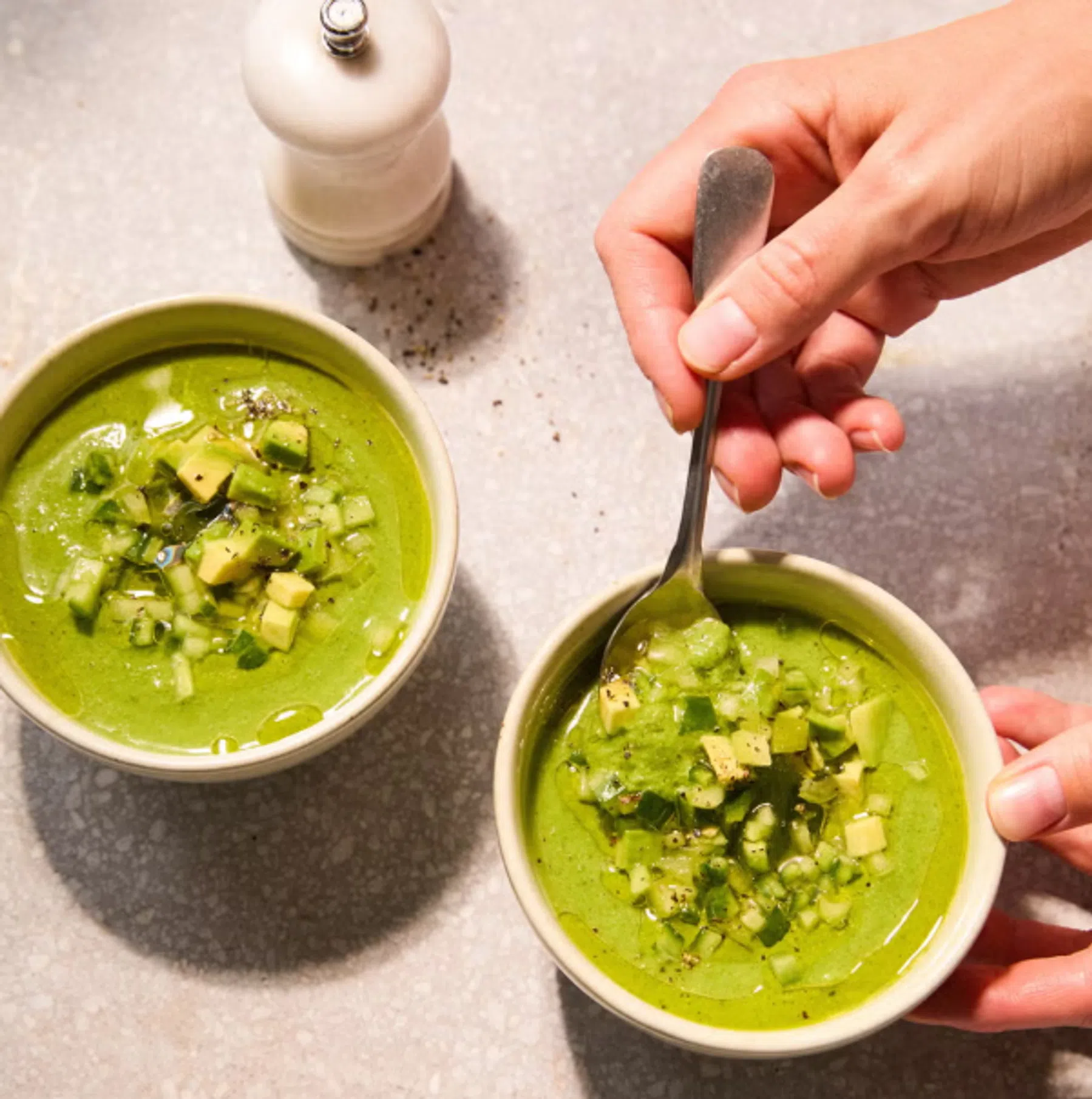Groene gazpacho in kommetjes